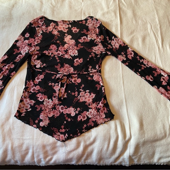 Blouse  Black & Pink Flowers Size Large - Picture 2 of 3